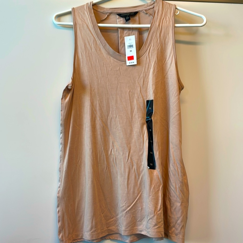 Banana republic knew with tags. Light weight tank with cute back pleat
